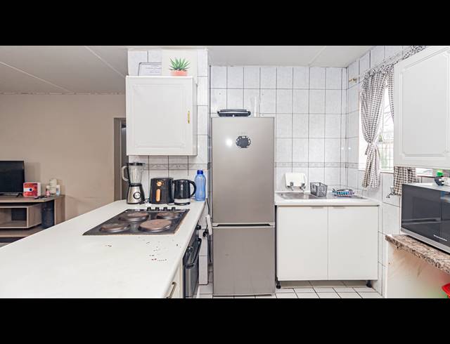 2 BEDROOM APARTMENT TO LET IN WELTEVREDEN PARK